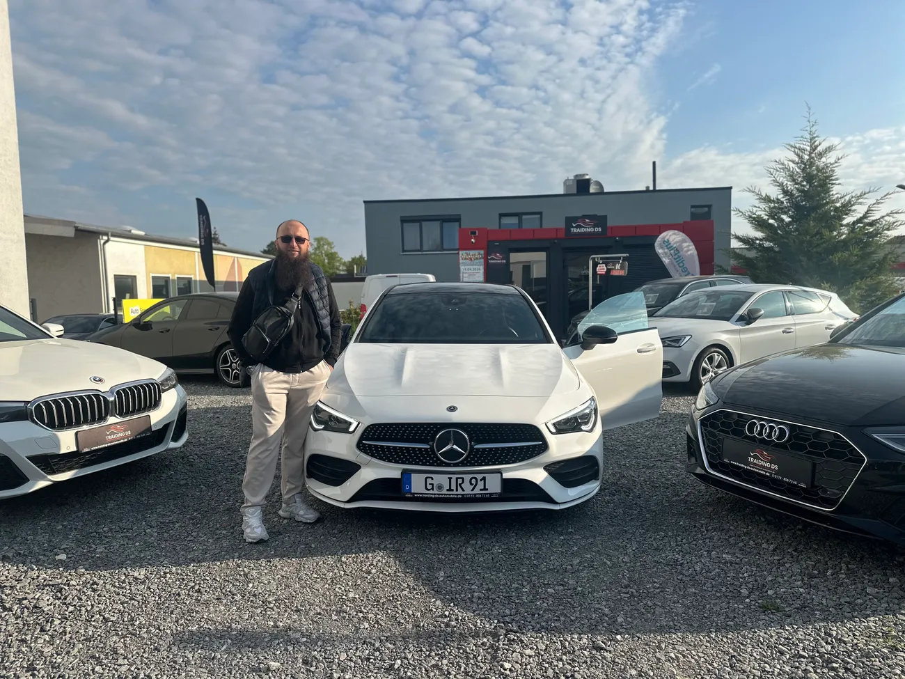 Zufriedener Kunde von Traiding DS Automobile bei der Fahrzeugübergabe