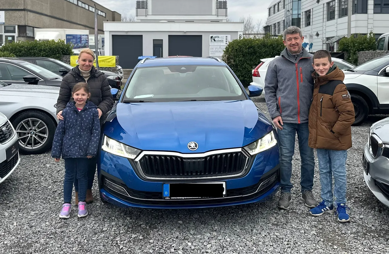 Zufriedener Kunde von Traiding DS Automobile bei der Fahrzeugübergabe