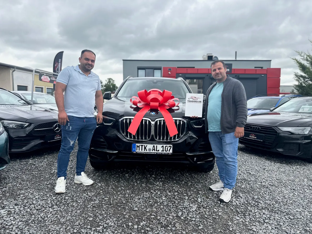 Zufriedener Kunde von Traiding DS Automobile bei der Fahrzeugübergabe