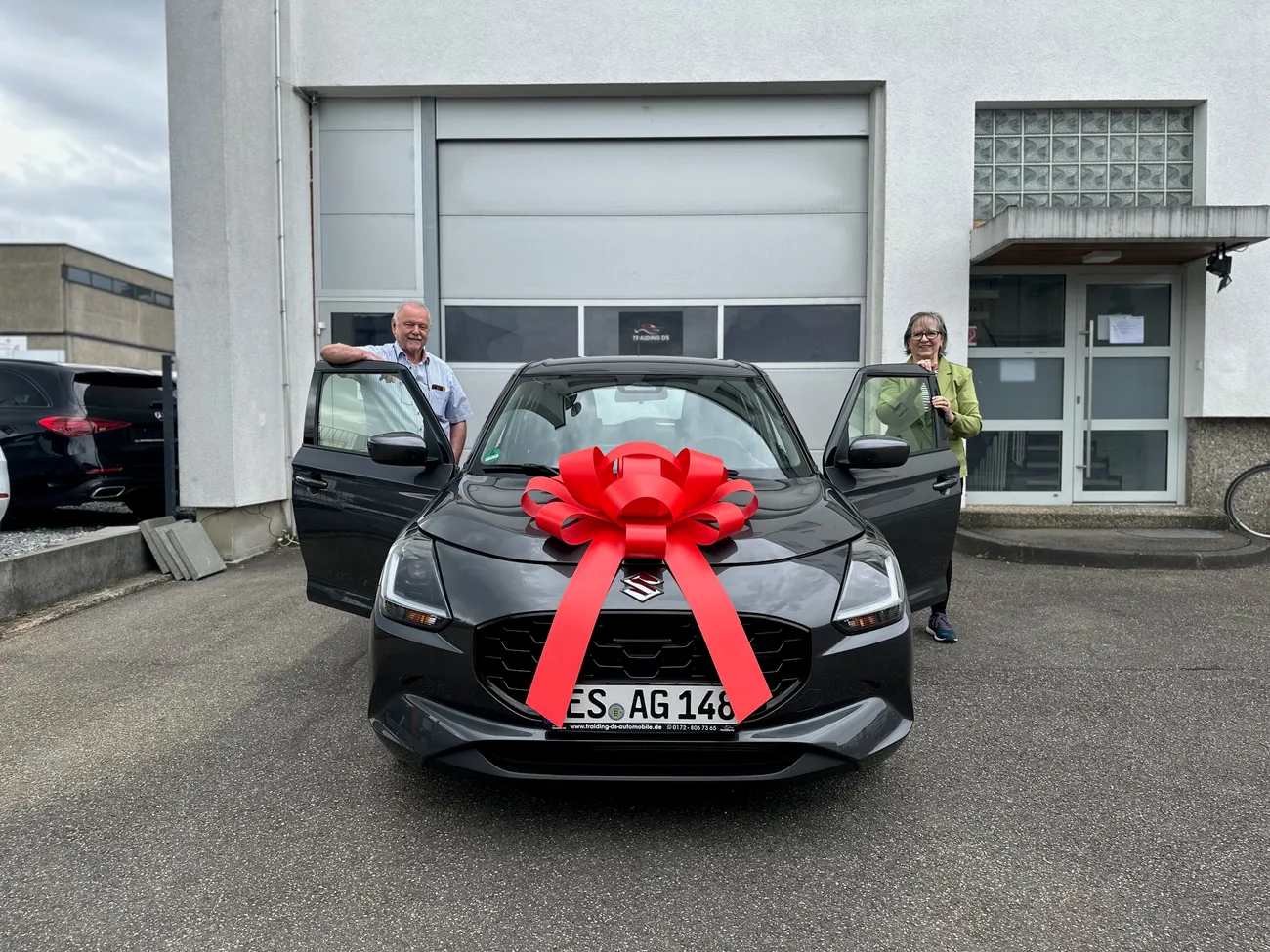 Zufriedener Kunde von Traiding DS Automobile bei der Fahrzeugübergabe