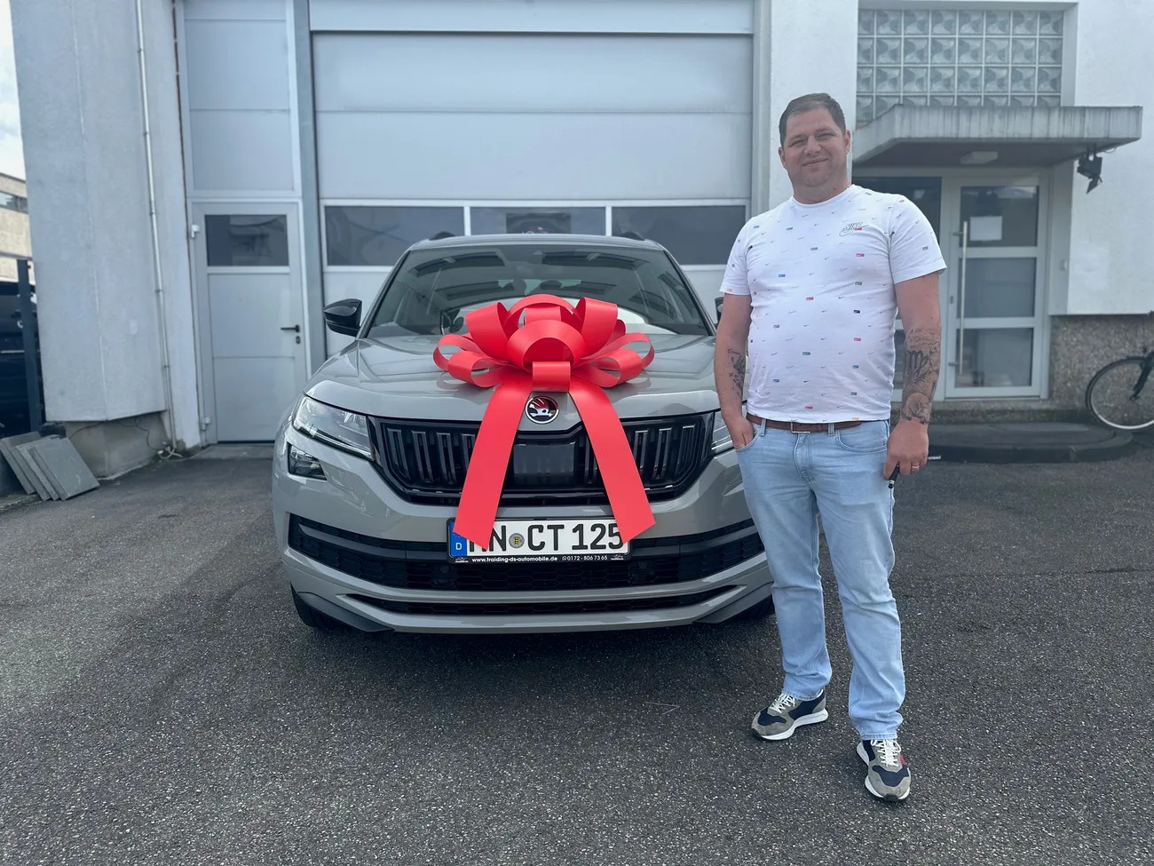 Zufriedener Kunde von Traiding DS Automobile bei der Fahrzeugübergabe
