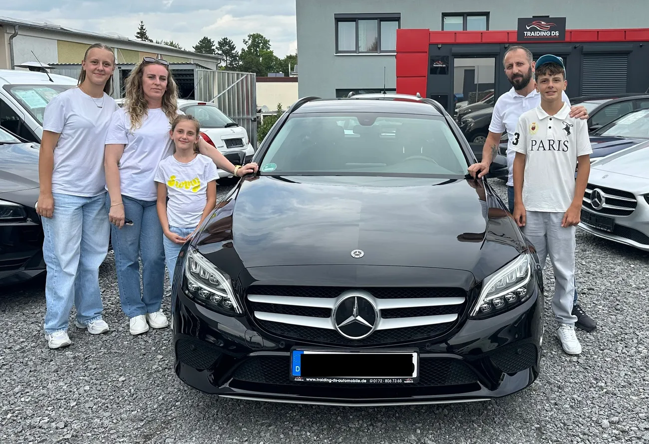 Zufriedener Kunde von Traiding DS Automobile bei der Fahrzeugübergabe